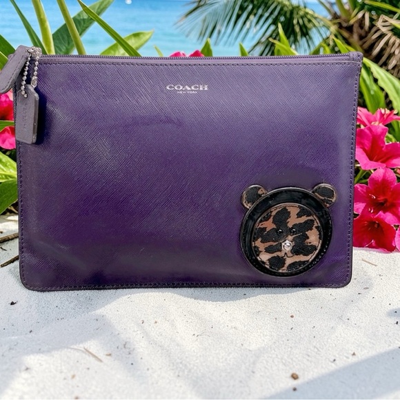 Coach Handbags - Coach vintage Y2K Darcy LARGE leather clutch pouch w/ bear accent EUC 10 x 6